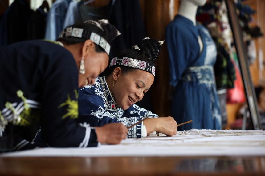 Batik workshops help increase incomes of Miao women in SW China's Guizhou