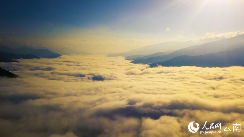 Spectacular sea of clouds in SW China's Yunnan Province