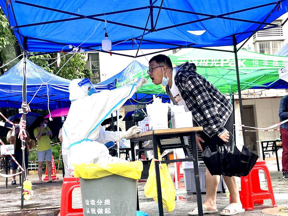 Residents take nucleic acid test of COVID-19 in Guangzhou, South China's Guangdong Province on October 29, 2022. Photo: VCG