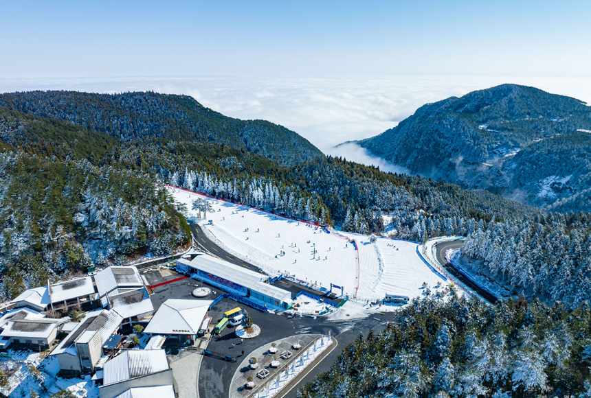 Tourists flock to see magnificent snow and ice scenery of Mingyue Mountain in E China's Jiangxi