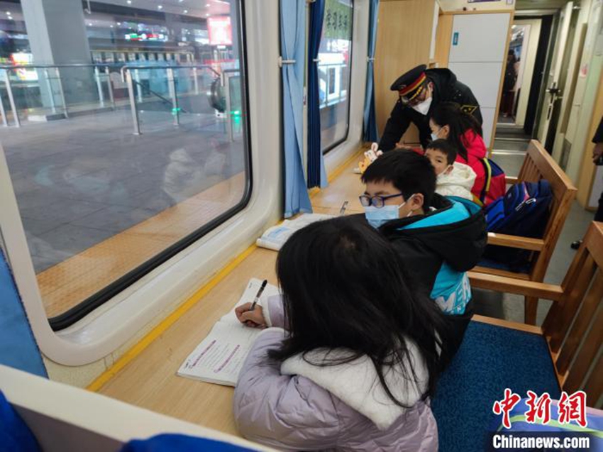 Slow train provides study room for student passengers in SW China's Chongqing