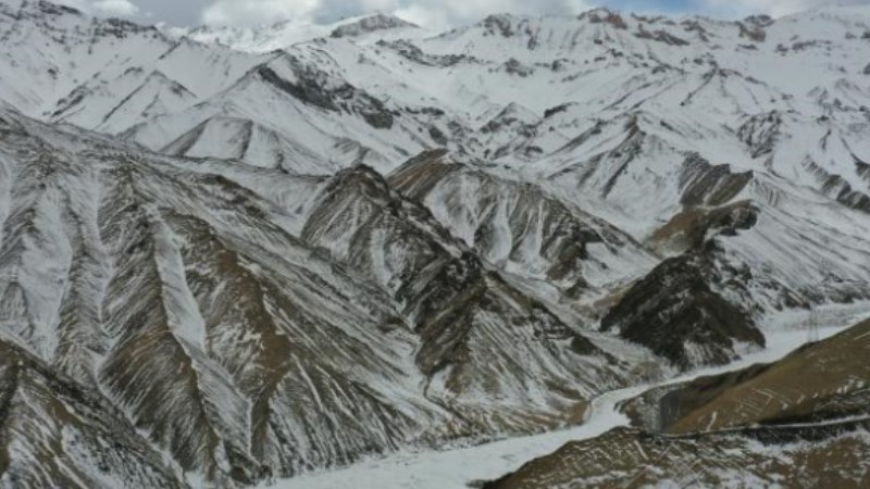 Magnificent scenery of Xinjiang-Tibet Highway in spring