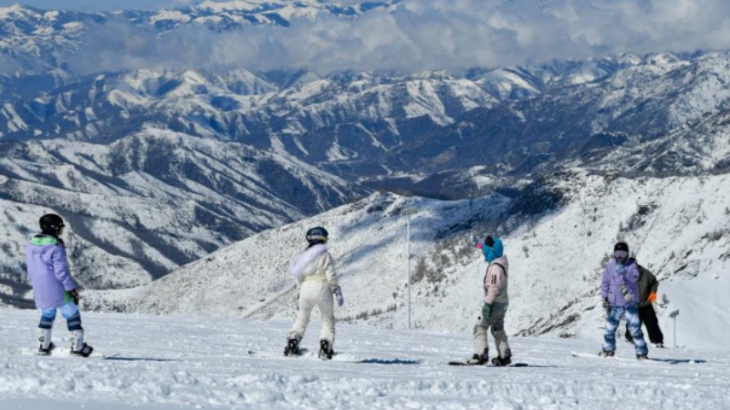 Int'l ski resort attracts snow lovers from all over world in Koktokay, NW China