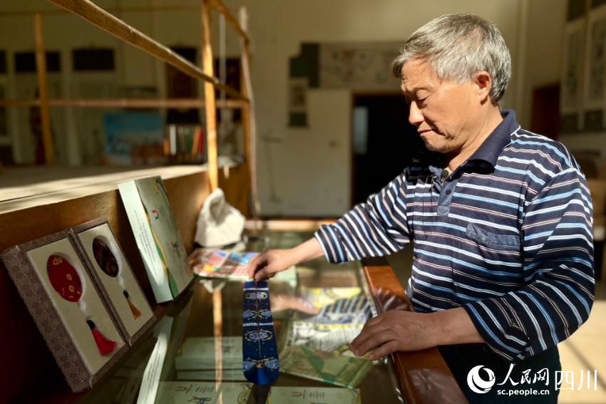 Chengdu Universiade's medal ribbons applying craftsmanship of Shu brocade showcase Chinese aesthetics