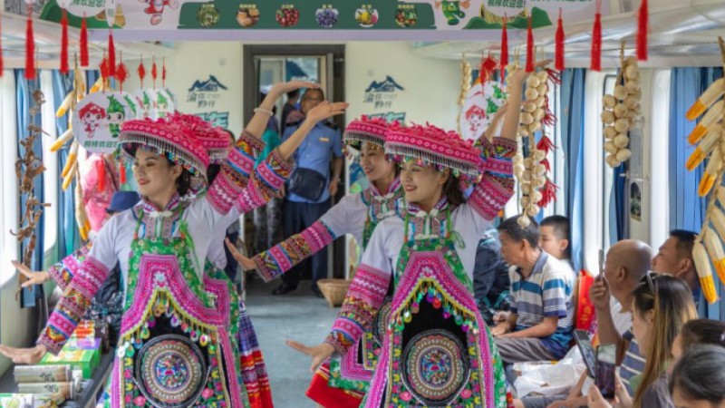 Railway authorities organize onboard markets, performances in SW China