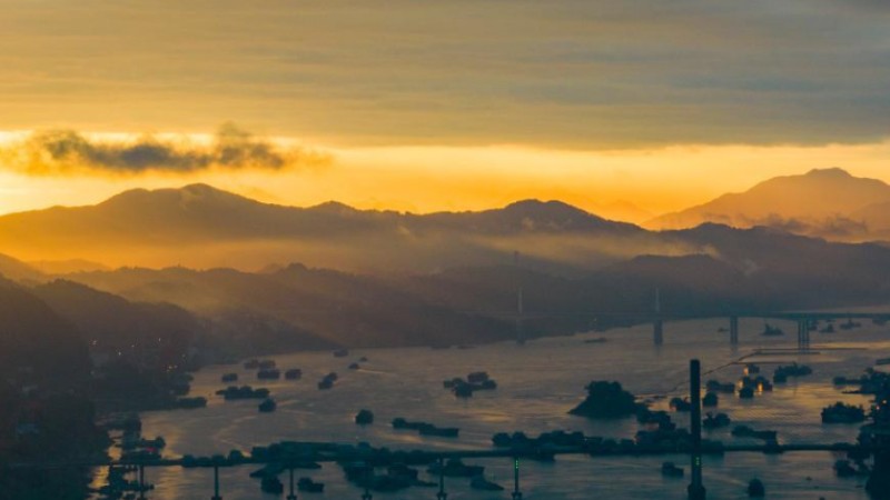 Morning glory shines on Xijiang River