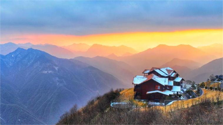 Stunning sunset with Tyndall effect in Hubei