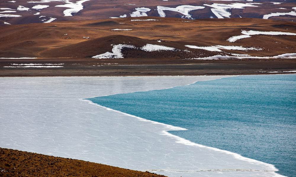 A glimpse of unique beauty of melting Lhanag-tso Lake in SW China's Xizang