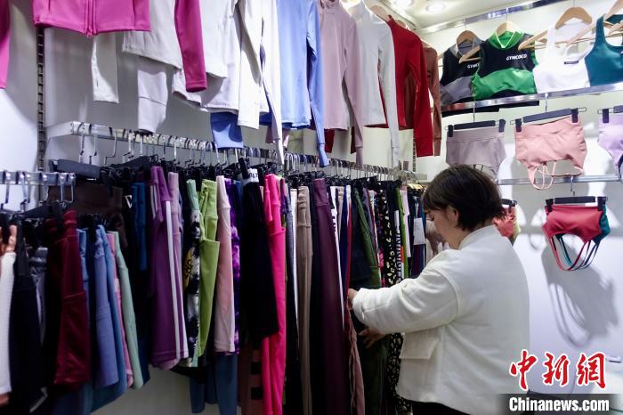 Yoga apparel makers in E China's Yiwu stretch to meet surging demand