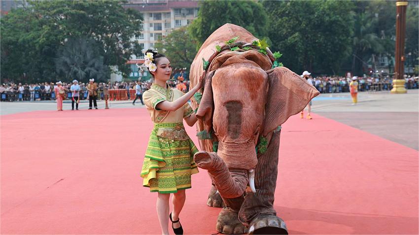 Xishuangbanna celebrates Dai New Year with grand parade