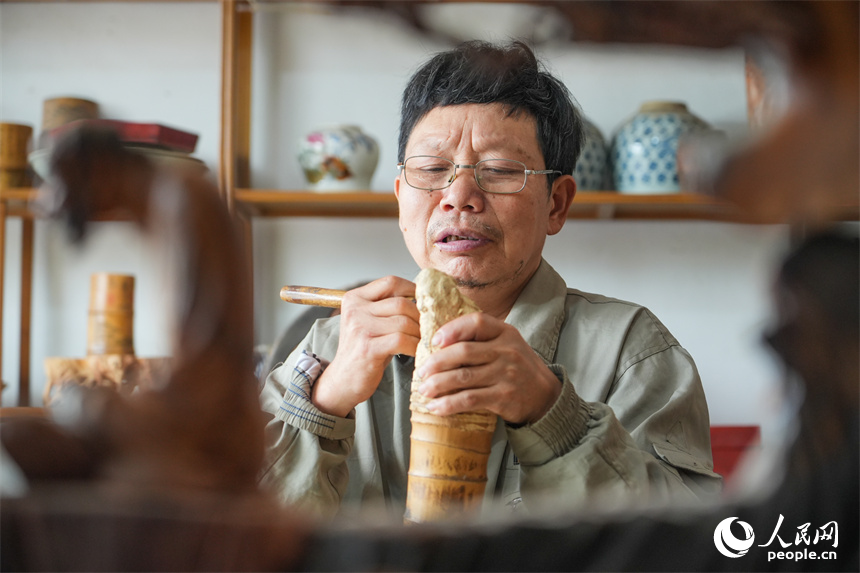 Inheritor invigorates traditional root carving in E China's Jiangxi