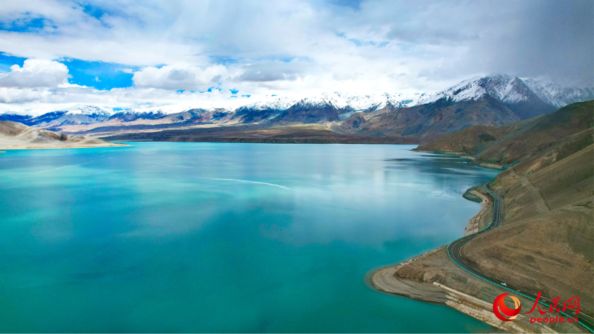 Breathtaking views of cloud-cloaked mountain, lake in NW China's Xinjiang