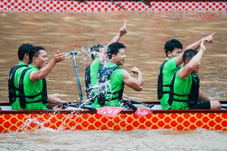 Dragon boat race held in Yulin, S China's Guangxi to mark Duanwu Festival