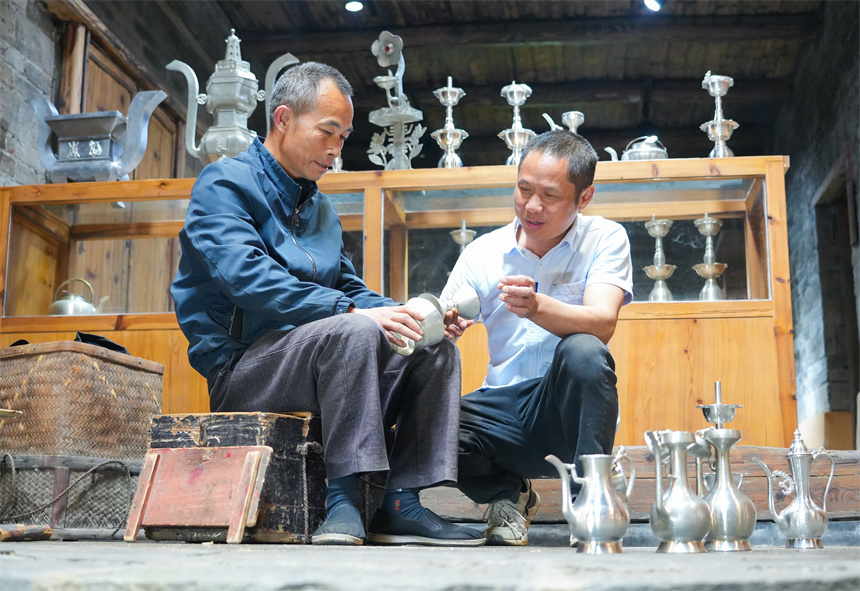 Inheritor passes on tin carving techniques in China's Jiangxi