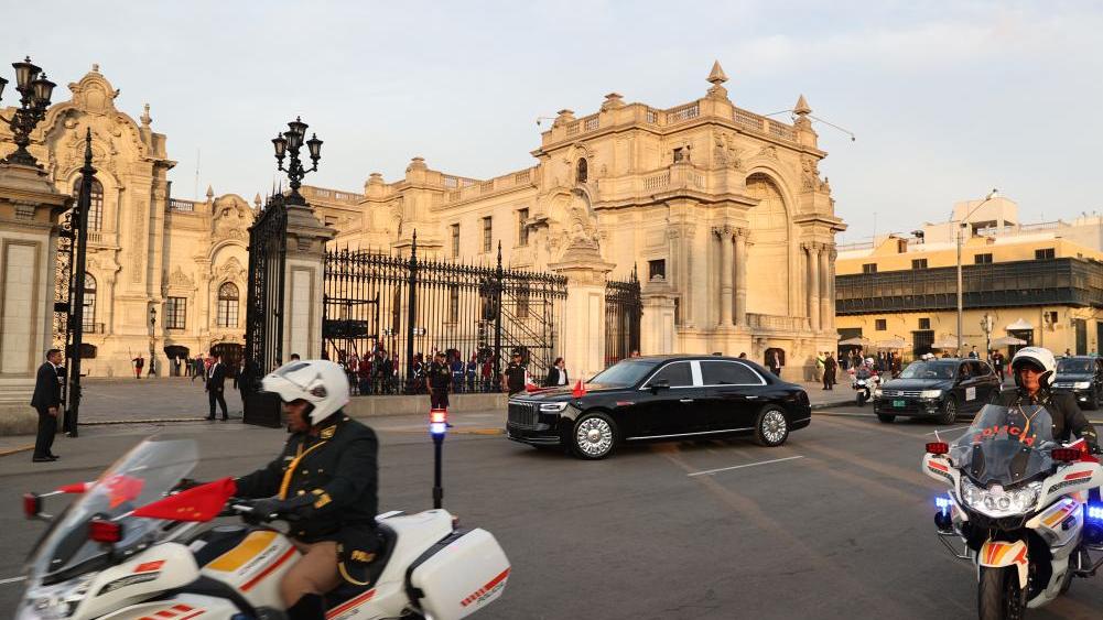 Xi receives warm welcome upon his arrival in Lima for state visit to Peru, APEC meeting