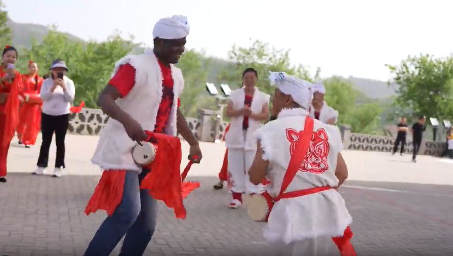 Foreign youth experience Ansai waist drum dance