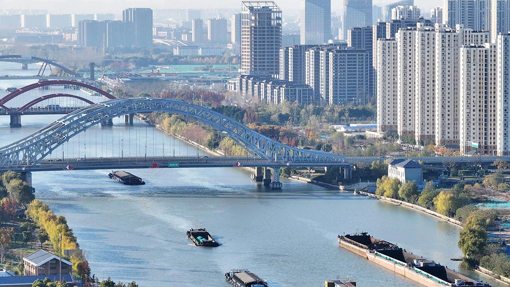 Winter transportation bustling along the Beijing-Hangzhou Grand Canal