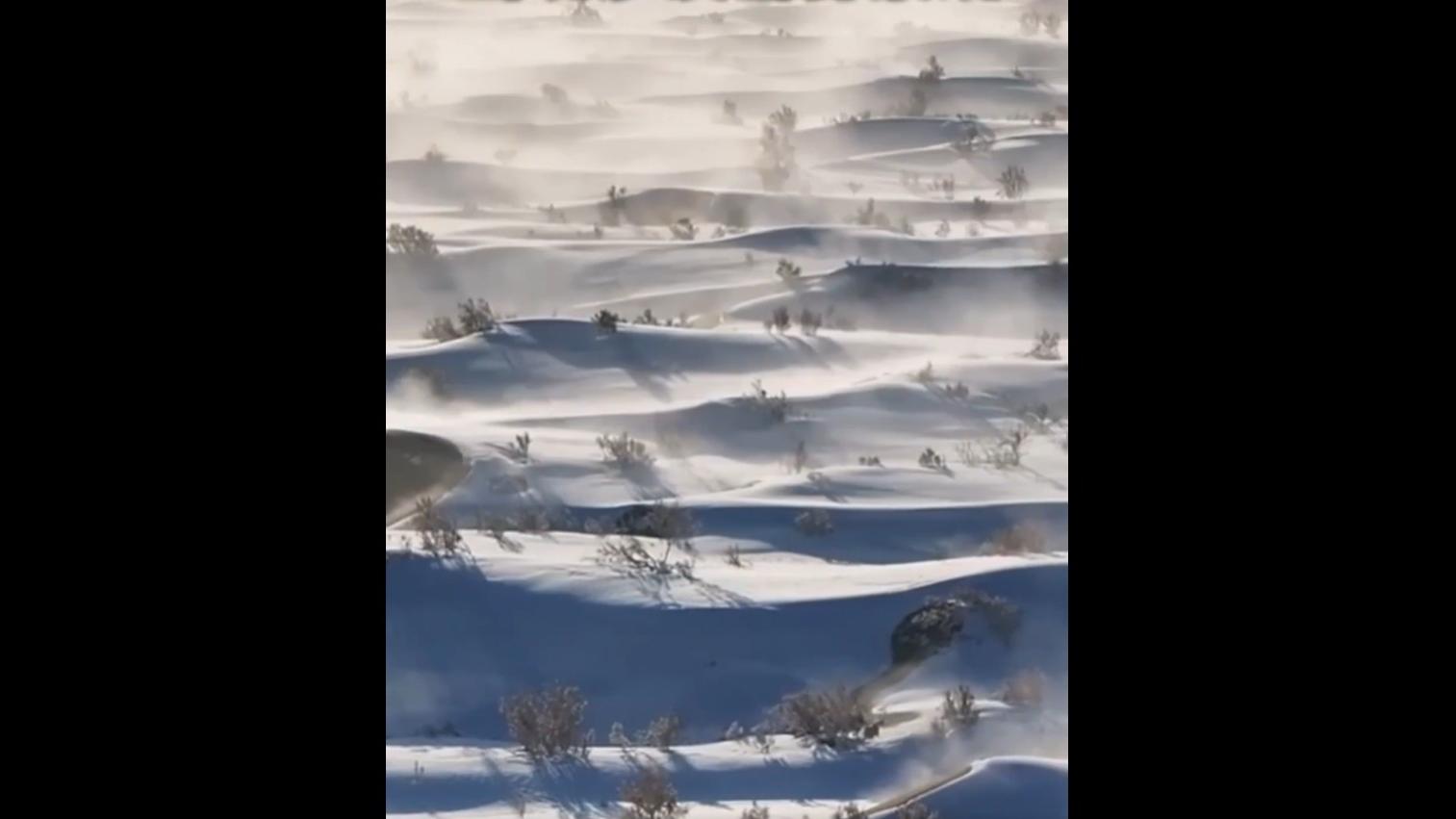 Snowy fog transforms NW China's Kumtag Desert