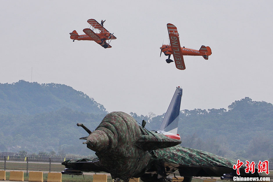 More than 600 exhibitors are gearing up for the Airshow China 2012, which is set to run from Nov. 13 to Nov. 18. It’s estimated that around 50 of 114 aircraft in exhibition will give demonstration flights and the aerobatic flights will take place during the last three days of the airshow. (Photo/Chinanews.com)