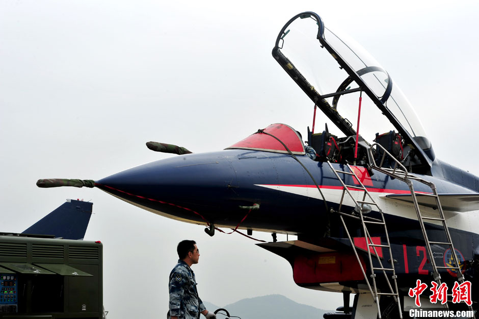 The aircraft exhibiting in the Airshow China 2012 are open to the press on Nov. 12, 2012, a day ahead of the opening. Fighter jets, including China’s J-10, Su-27 from Russia and JF-17 from Pakistan, have been poised for the public demonstration. (Chinanews.com/Chen Wen)