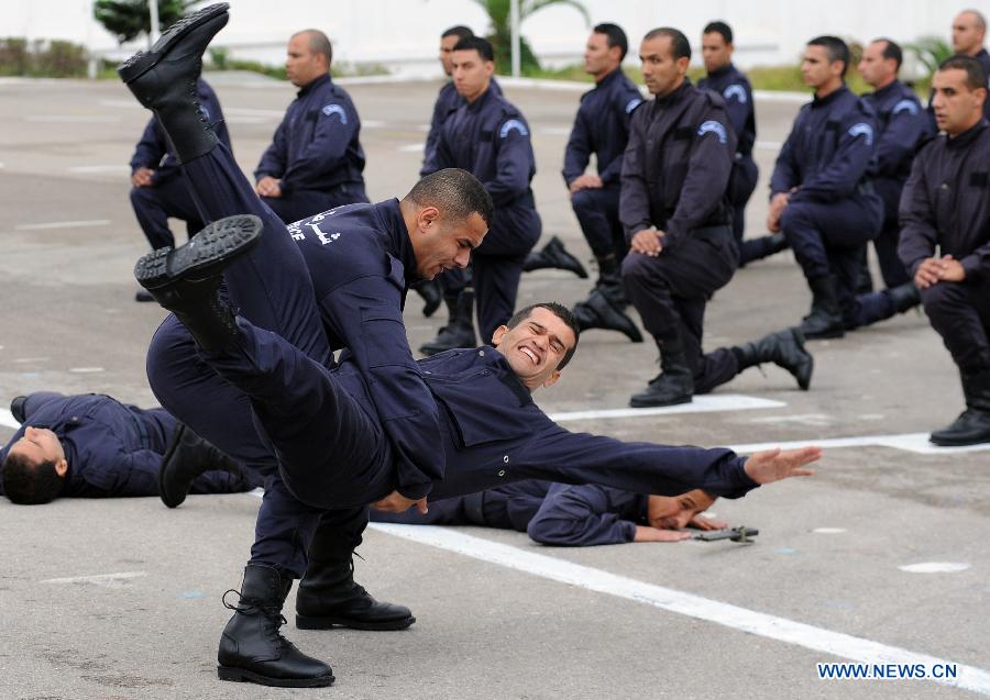 Algerian police students show their combat skills during the graduation ceremony, in Algiers, Algeria, on Nov. 12, 2012. A graduation ceremony was held Monday in the police academy in Ain Benian. (Xinhua/Mohamed Kadri)