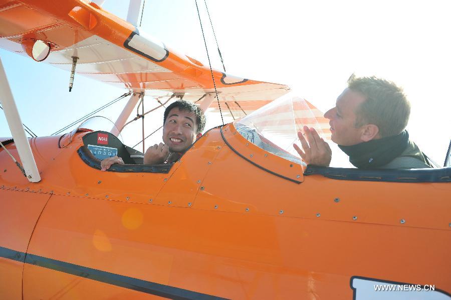 Members of Breitling Wingwalkers, a famous European aerobatic team, perform during a test flight in Zhuhai, south China's Guangdong Province, Nov. 11, 2012. The 9th China International Aviation and Aerospace Exhibition will kick off on Tuesday in Zhuhai. Breitling Wingwalkers is known for its acrobats who perform on the wings of Boeing Stearman biplanes in mid-air. (Xinhua/Yang Guang) 