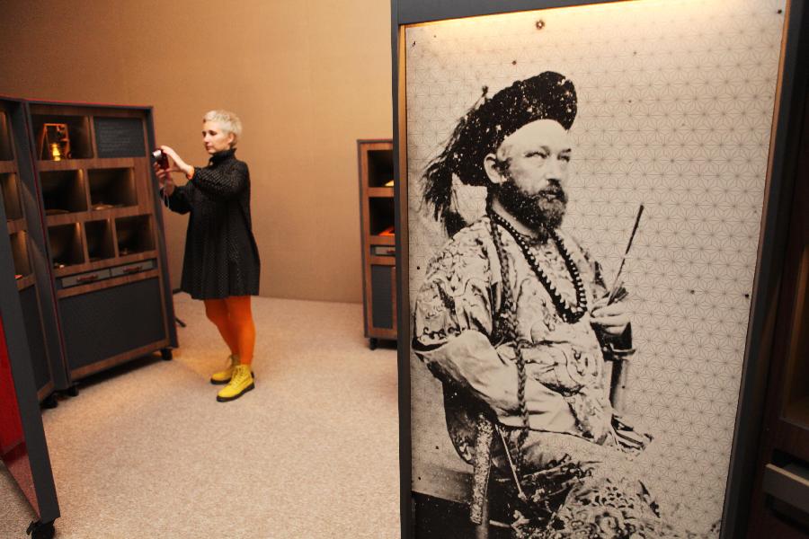 People visit the exhibition of "Earliest Photographs of China" at the Chinese Culture Center in Paris, France, Nov. 13, 2012.  (Xinhua/Gao Jing) 