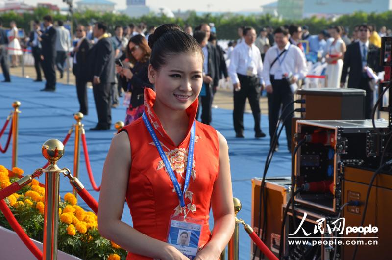 Cool aircraft, amazing aerobatic flights and beautiful models are the most attractive combination at the Airshow China 2012, which kicked off in south China’s Zhuhai on Nov. 13, 2012.(People's Daily Online/Wang Li)