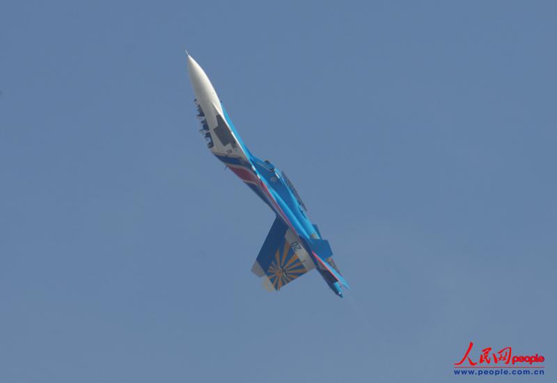 The Russian Knights aerobatic demonstration team of the Russian Air Force gives spectacular performances with five Sukhoi Su-27 fighters on November 12 in Zhuhai city in south China’s Guangdong province. (People’s Daily Online/ Yan Jiaqi)