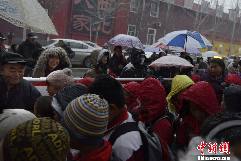 Pictures shows parents picking up children after school in snow in Hohhot on Nov. 15, 2012.(Chinanews/Liu Wenhua)