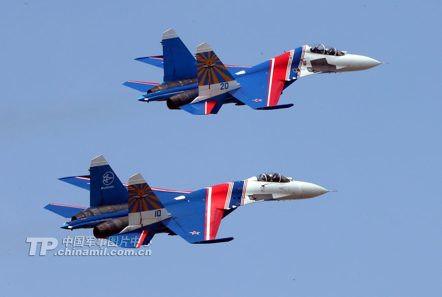 The Russian Knights aerobatic demonstration team gives spectacular performances with five Sukhoi Su-27s on November 12 in Zhuhai city in south China’s Guangdong province. (China Military Online/ Qiao Tianfu)