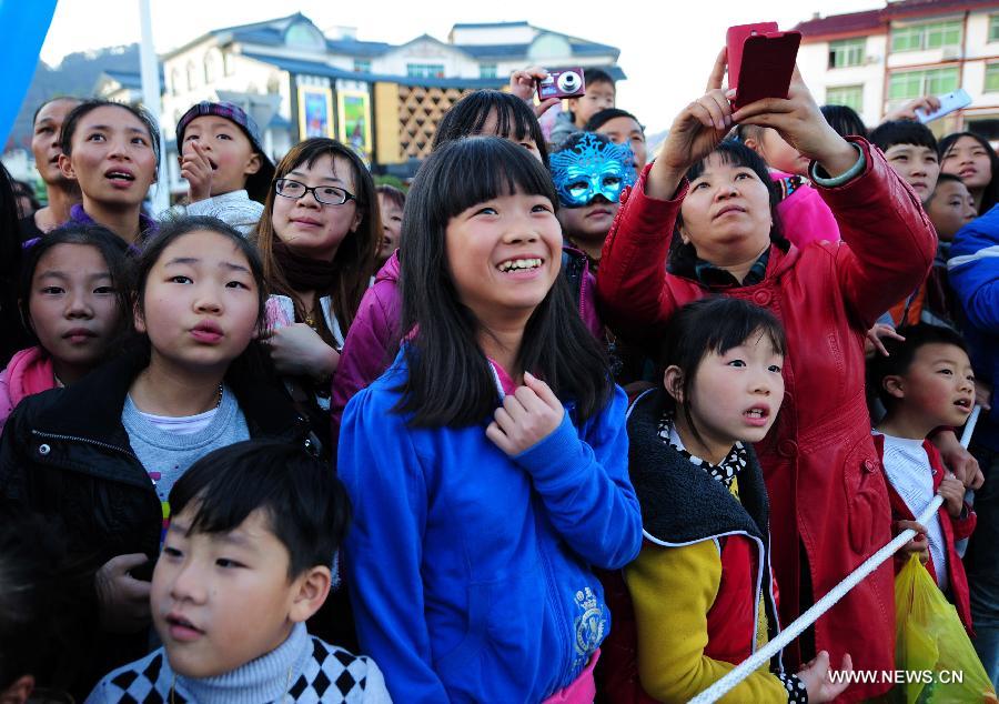 Visitors look at a float parade during a carnival held in Wuyi Mountain, east China's Fujian Province, Nov. 17, 2012. The carnival is aimed at further boosting the tourism industry of Wuyi Mountain. The area attracted 4.27 million visitors during the first half of 2012, with a year-on-year growth rate of 17.9 percent. (Xinhua/Zhang Guojun) 