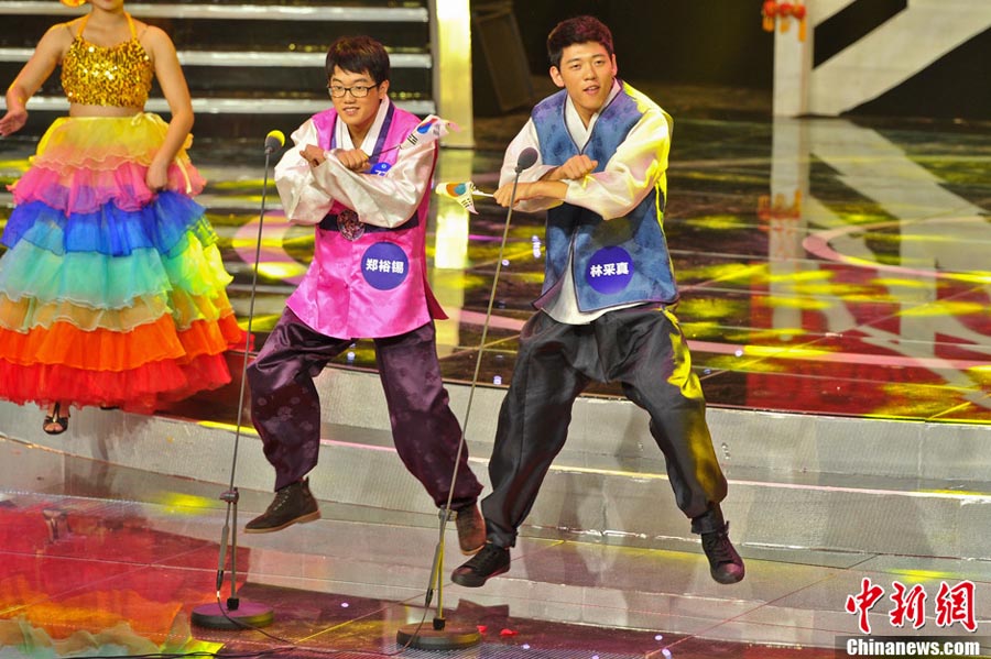 Students from South Korean high school danced the popular "Gangnam style" and greeted the audience. (China news agency/Ren Dong)