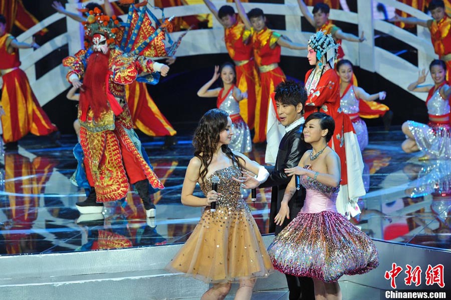 A foreign host imitates the opera action that is performed on stage.  (China news agency/Ren Dong)