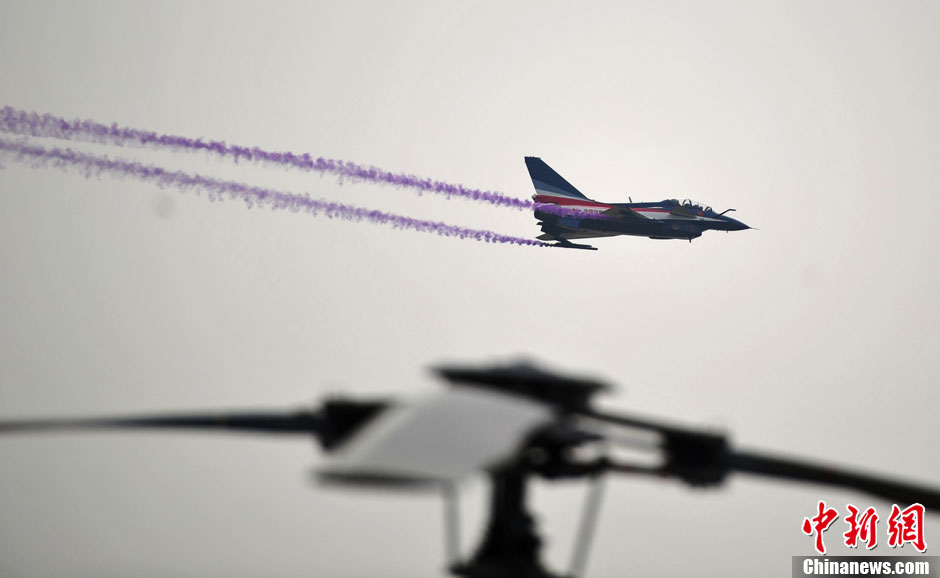 J-10 fighters of PLA's Bayi (August 1) Aerobatics Team fly during Airshow China 2012 on Nov. 14, 2012, in south China’s Zhuhai. (Chinanews.com/Ke Xiaojun)