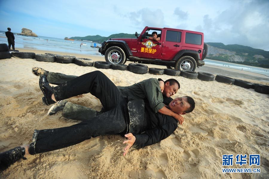 Fighting assessment between two trainees. (Xinhua/Liu Changlong)