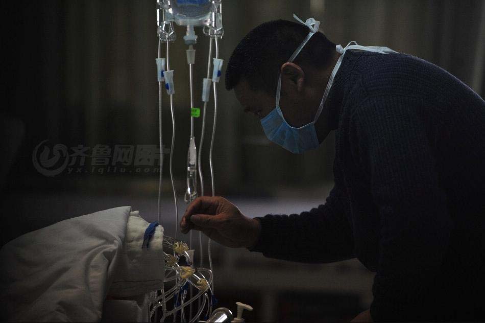 Gong Yuben lies in bed at a central hospital in Zaozhuang city of Shandong province on Nov. 22.  (iqilu.com/Zhang Xiaobo)