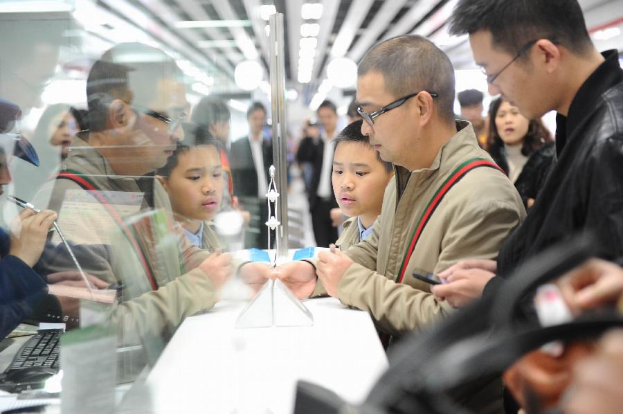 Passengers buy tickets at a station of Hangzhou Subway Line 1 in Hangzhou, capital of east China's Zhejiang Province, Nov. 24, 2012. Hangzhou Subway Line 1, the first subway in Zhejiang covering a distance of 47.97 kilometers, was put into a trial operation on Saturday after five years of construction. (Xinhua/Xu Chuang) 