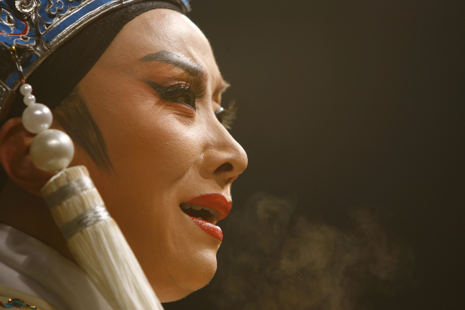 Wu Fenghua sings at a chilly night show in Qianqing Village in Shaoxing, east China's Zhejiang Province, Jan. 29, 2012. (Xinhua/Cui Xinyu) 