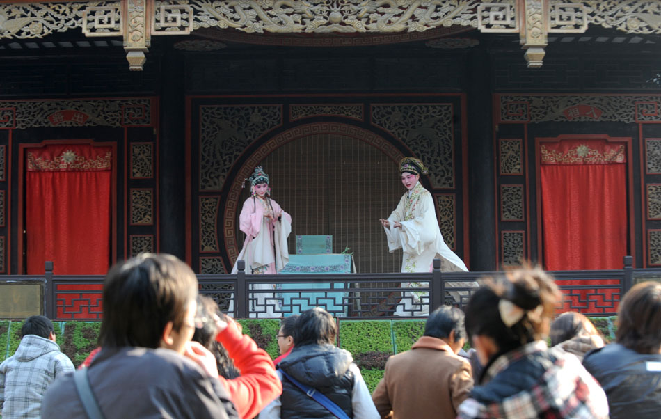 Zeng Jie (R) performs during a live show in Zhouzhuang, east China's Zhejiang Province, Dec. 10, 2011. (Xinhua/Han Chuanhao)