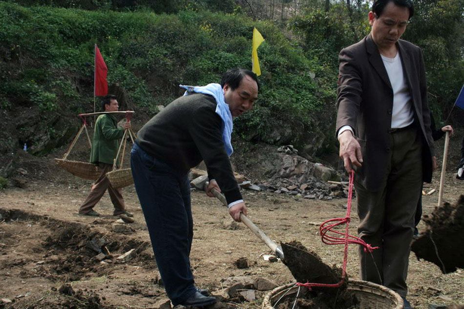 Lei Zhengfu spades the land in Fenghuang Village of Beibei district of Chongqing on March 1, 2007. (Xinhua)