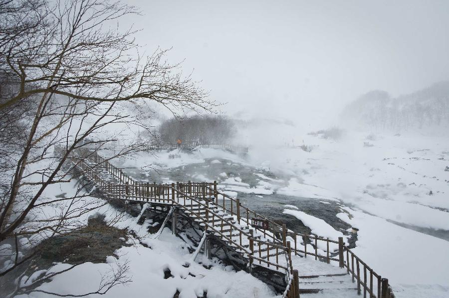 Photo taken on Nov. 28, 2012 shows the picturesque scene in Changbai Mountain in northeast China's Jilin Province. (Xinhua/Ma Caoran) 