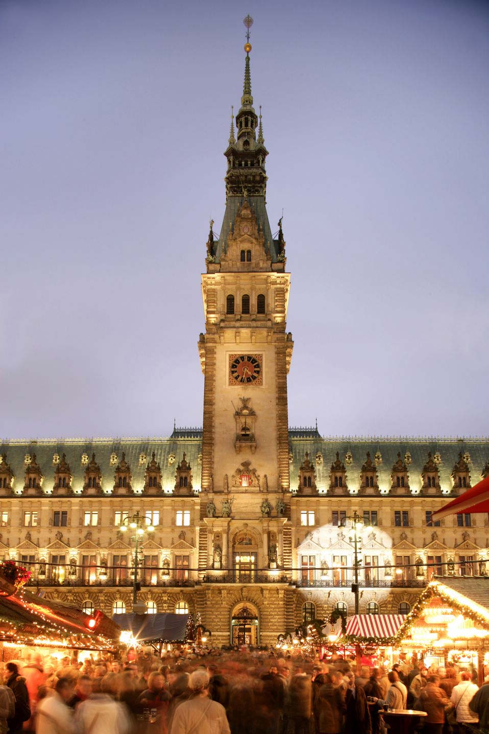 The Christmas market in Hamburg, Germany on November 29, 2012. Hamburg has shaken off its wartime damage to emerge into a glorious present. (Provided to People's Daily Online)