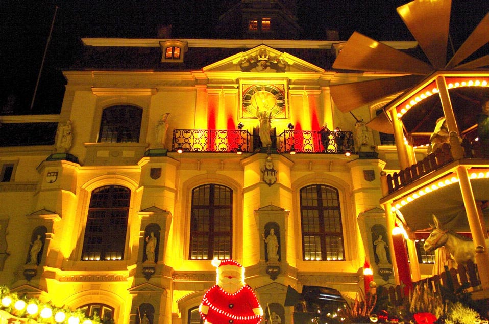 The Christmas market in Hamburg, Germany on November 29, 2012. Hamburg has shaken off its wartime damage to emerge into a glorious present. (Provided to People's Daily Online)