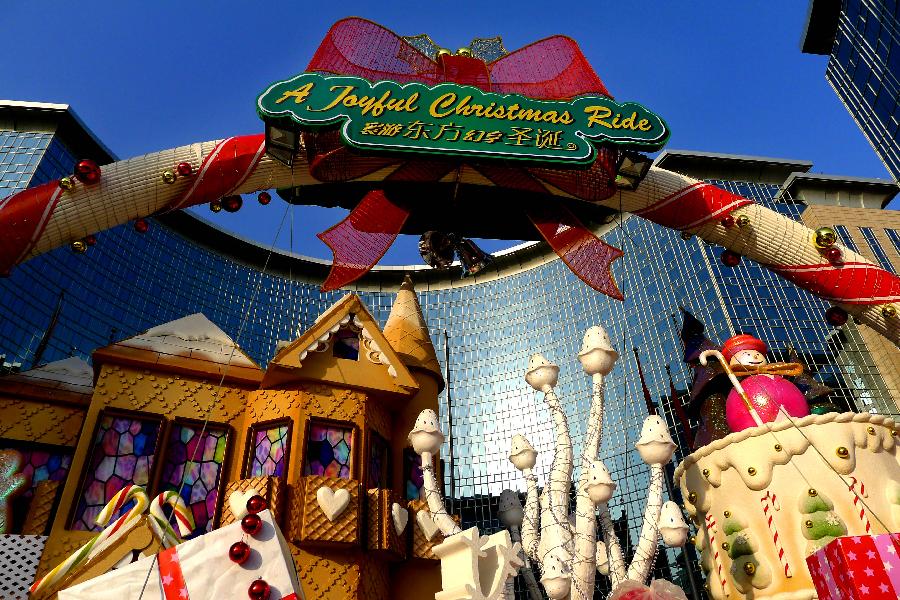 Christmas decorations are seen in downtown Beijing, capital of China, Nov. 29, 2012. (Xinhua/Li Wenming) 