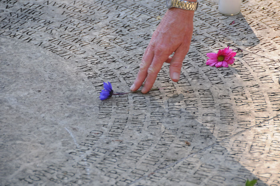 People leave flowers ON the ground which carries names of people who died of AIDS to mark the 25th World AIDS Day in Chicago, Dec. 1, 2012. (Xinhua/Mao Lei)