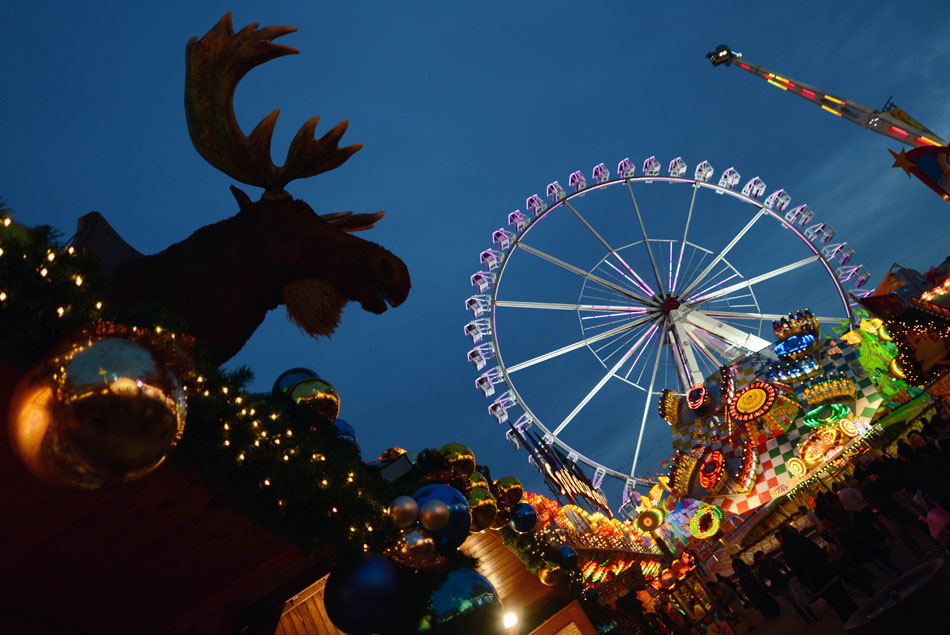 People have a wonderful time in the Christmas market at the Alexander Square, Berlin, capital of Germany, on Nov. 26, 2012. Since the Western traditional holiday Christmas is approaching, Christmas markets have opened one after another in Berlin. (Xinhua/Ma Ning)