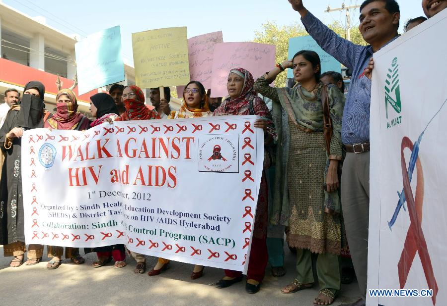 Pakistani people attend a rally to mark the World Aids Day in southern Pakistan's Hyderabad, Dec. 1, 2012. The World AIDS Day which is annually observed on Dec. 1, is dedicated to raising awareness of the AIDS pandemic caused by the spread of HIV infection. (Photo/Xinhua)