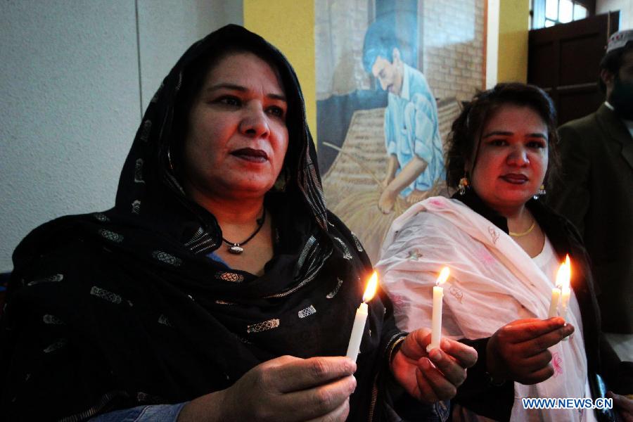 People hold candles during a ceremony to mark the World AIDS Day in southwest Pakistan's Quetta, Dec. 1, 2012. The World AIDS Day which is annually observed on Dec. 1, is dedicated to raising awareness of the AIDS pandemic caused by the spread of HIV infection. (Xinhua/Iqbal Hussain)