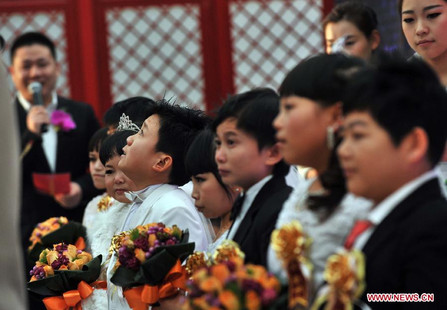 Seven couples who are about 126-centimeter-tall from a Beijing shadow play troupe attended the group wedding on Saturday. (Xinhua/Li Wen) 